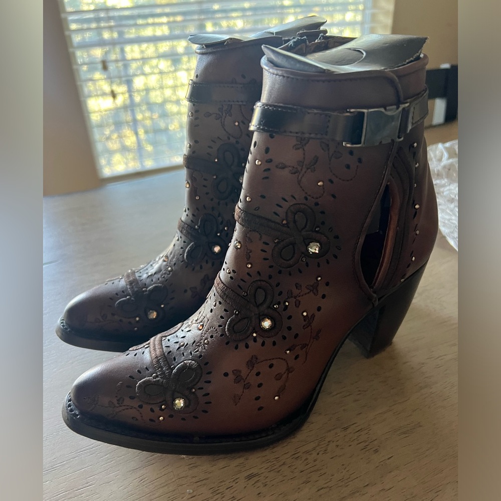 Like new Cuadra booties used once